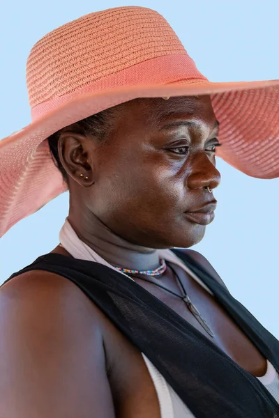 African Woman Sitting Sun Summer Hat Beach — Stock Photo, Image