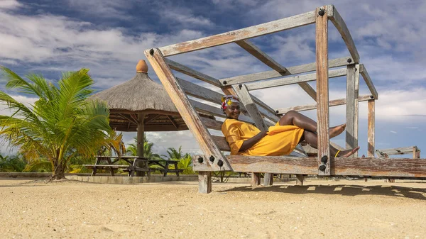 Mujer Africana Disfrutando Del Ocio Una Tumbona Madera Situada Una Imagen De Stock