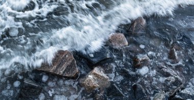 İsveç Baltık Denizi, güneşli bir şubat gününde kayalar ve karla