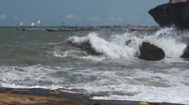 Accra kıyılarına vuran deniz dalgalarda siyah plastik torbalar, Accra 'daki balıkçılık alanı Batı Afrika' daki Gana noktası.