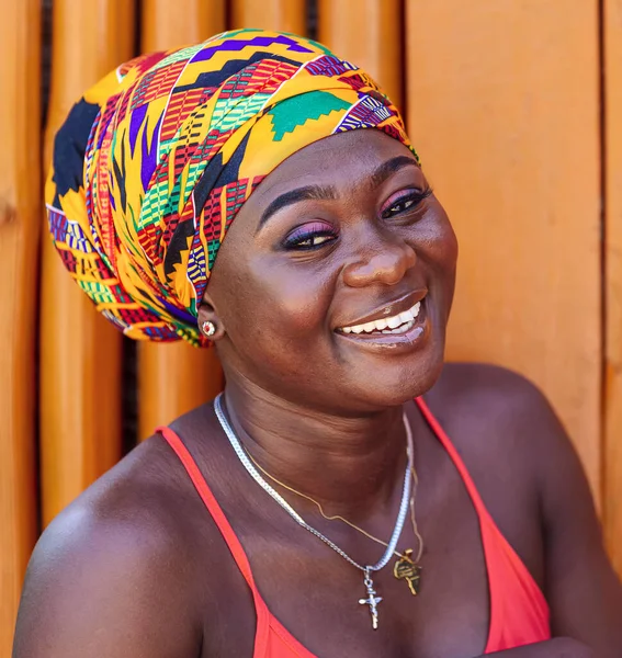 Mujer Africana Con Tocado Colorido Una Sonrisa Feliz Esperanzadora Levanta Fotos De Stock Sin Royalties Gratis