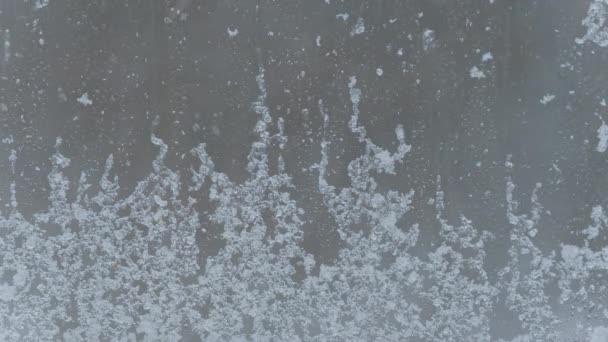 Śnieg Topnieje Oknie Podczas Burzliwego Dnia Gwiżdżącym Odgłosem Wiatru — Wideo stockowe