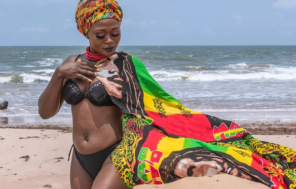 Donna Ghana Danzante Sulla Bellissima Spiaggia Axim Situata Ghana Africa Immagine Stock