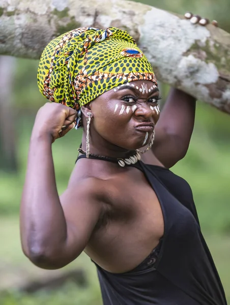 アフリカの女性は 彼女がガーナのジャングルに強いことを示しています — ストック写真