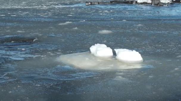 来自瑞典波罗的海的大海带着孤零零的冰块冲向海岸 这些冰块随波逐流 — 图库视频影像