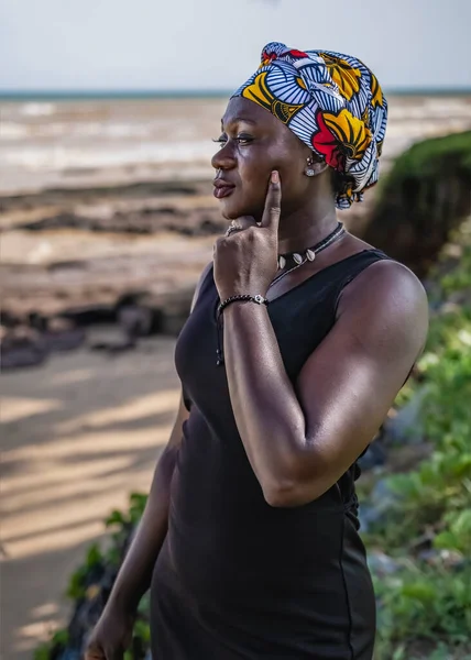 Donna Africana Con Copricapo Affaccia Sul Mare Durante Tramonto Africa Immagini Stock Royalty Free