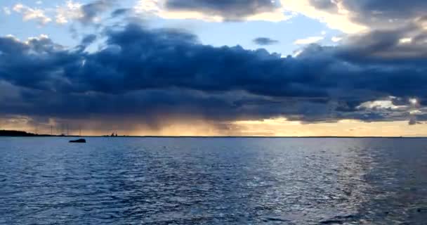 Mar Báltico Sueco Durante Pôr Sol Com Nuvens Chuva Turbinas — Vídeo de Stock