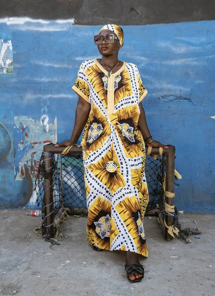 African Woman Yellow Dress Standing Small Soccer Goal Accra Ghana — Stockfoto