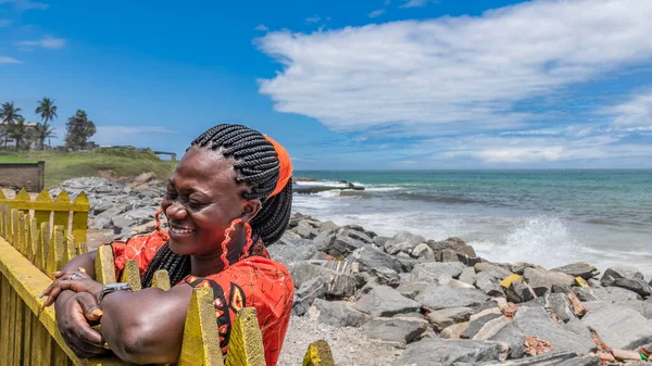 Glückliche Afrikanerin Hängt Über Einem Zaun Der Meeresküste Ghana — Stockfoto