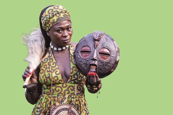 Afrikanerin Mit Traditioneller Kleidung Aus Ghana Und Maske — Stockfoto