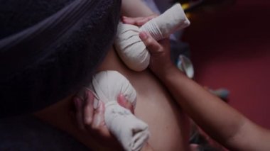 Geleneksel Tayland masajı ya da Tayland yoga masajı