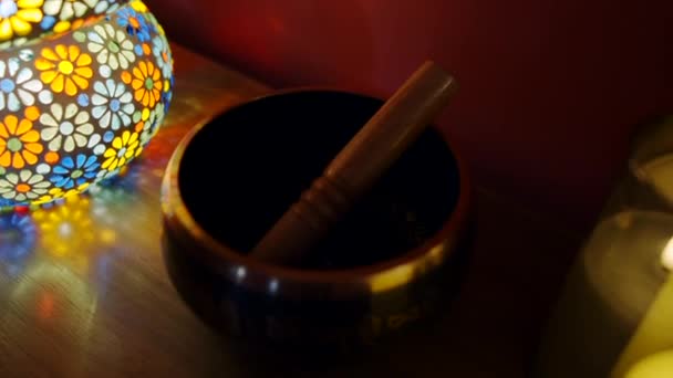 Orientalisches Wellness-Arrangement mit Kerze und Steinen in schwarz — Stockvideo