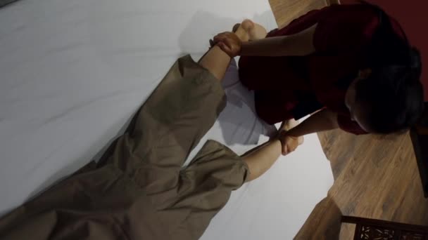 タイ式マッサージ。若い女の子がタイのサロンでリラックスしたマッサージをしています. — ストック動画