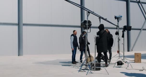 Video set, movies, team film production. Actors on set. Video lights. Teamwork. — Stock Video