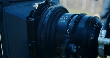 Sahnenin arkasında. Kameranın önündeki oyuncu açık hava sahnesinde..