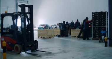 taşımacılık ve meyve ihraç etmek için hazırlanan kutularda birçok kırmızı elma.