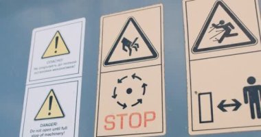 Panelde elektrik ve güvenlik işaretleri var. Güvenlik tekniği.