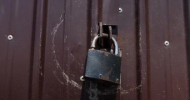 Garajdaki eski demir kilit. Eski, kırmızı, demir kilitli bir garaj.. 