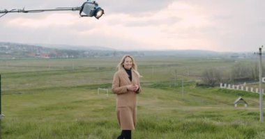 Beyaz film ekibinin açık havada sette konuşan beyaz bir portresi. Film yapımcılığı. 