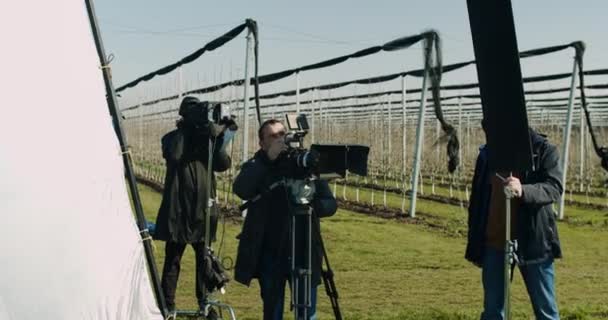 Videoset, films, productie van teamfilms. Acteurs op de set. Videolampen. Teamwork. — Stockvideo