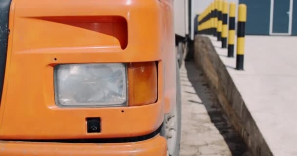 Вид сбоку от грузовика погрузки товара на склад — стоковое видео