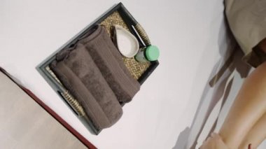 Tayland masajı. Genç bir kız Tayland 'da masaj yaptırıyor..