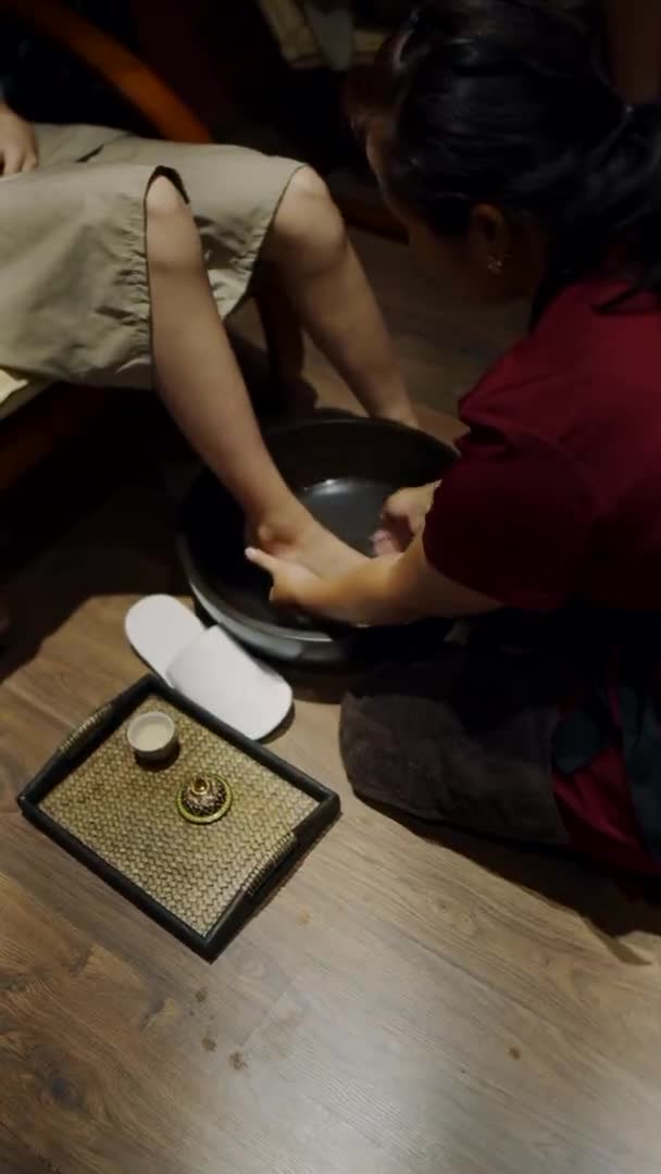 Εναλλακτική κινεζική ιατρική, η γυναίκα εκτελεί θεραπευτικό μασάζ. — Αρχείο Βίντεο