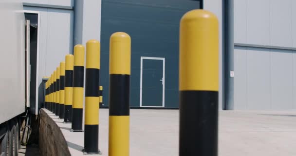 Carretilla elevadora en el hangar que almacena frutas y verduras. Refrigerador agrícola. — Vídeo de stock