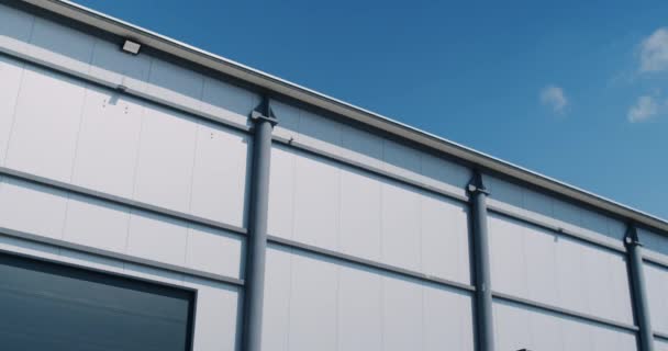 Carrello elevatore in hangar che conserva frutta e verdura. Frigorifero agricolo. — Video Stock