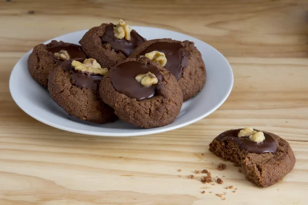 plaka üzerinde buzlu çikolata bisküvi