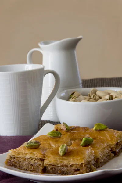 Baklava aux pistaches, tasse et cruche — Photo