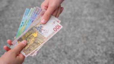 Satın Al ve Sat, İki kişi Yeni Zelanda 'daki Banknotlarını değiş tokuş ederek, Kopya Boşluğu ile seçici bir odak noktasından