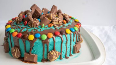 Müsrif Çikolata Kaplamalı Doğum Günü Pastası Yatay Kapalı