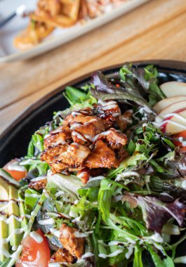 Bir kafede Tabakta Sağlıklı Tavuk Salatası Seçici Odaklanma