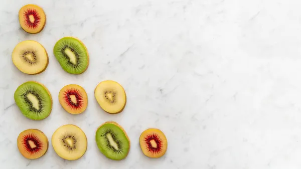 Muster Von Kiwi Fruchtschnittsorten Von Oben Mit Kopierraum Auf Marmor — Stockfoto