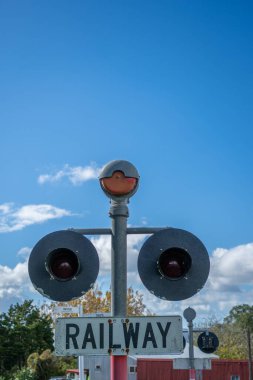 Demiryolu Geçidi İşareti ve Işıklar Dikey, Parlak Güneşli bir günde Boşluğu Kopyala