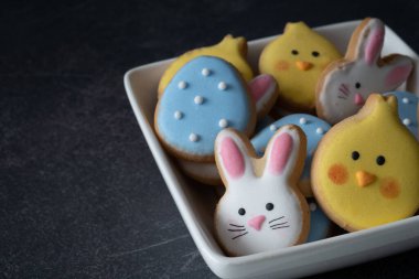 Seçici Odaklı Paskalya Kurabiyeleri Kasesi ve Karanlık Arkaplanda Boşluğu Kopyala