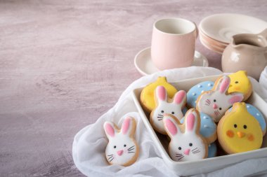 Çay fincanları ve çay fincanlarıyla Paskalya Kurabiyeleri Tabağı Açık Arkaplanda Boşluğu Kopyalayan Seçici Odaklama Hazırla