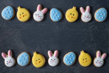 Paskalya Kurabiyelerinin Düz Sayfası Karanlık Arkaplanda Uzayı Kopyala