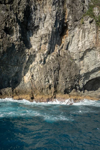 Dramático Acantilado Roca Levantándose Del Océano Con Olas Estrellándose Vertical — Foto de Stock