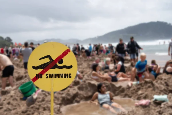 Nincs Úszás Jel Hotwater Beach Tömeg Emberek Coromandel Zéland Szelektív — Stock Fotó