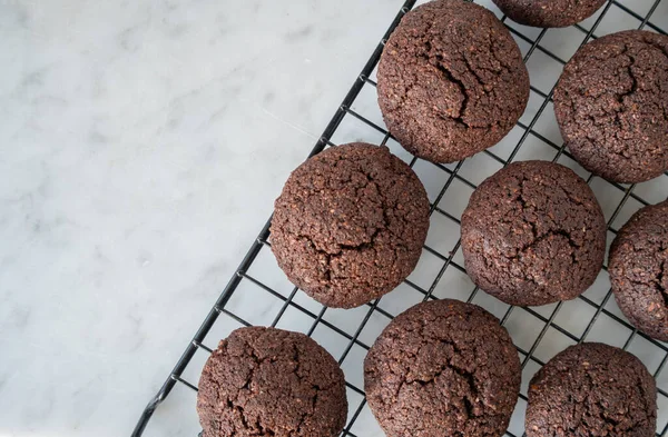 Cokelat Keto Cookies Sehat Dengan Tepung Almond Pada Rak Pendingin — Stok Foto