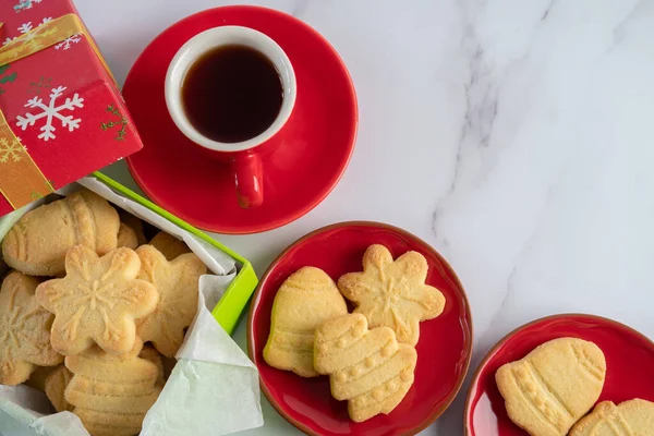 Christmas Shortbread Prezent Herbatą Lekkim Tle Kopiuj Przestrzeń Góry — Zdjęcie stockowe