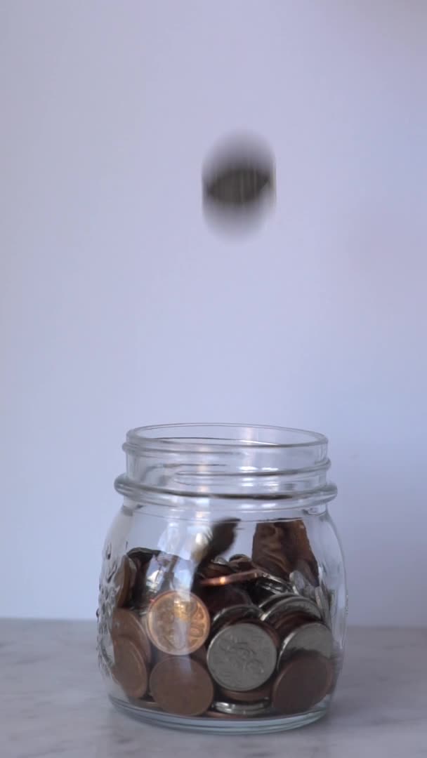 Concept Savings Investment Slow Motion New Zealand Coins Caindo Jar — Vídeo de Stock