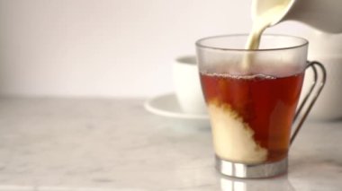 Yavaş Süt Hareketi Fotokopi Alanı ile Çay Fincanına Dökülüyor