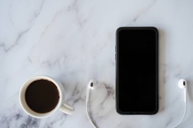 Kulaklıklı kahve ve Fotokopi Uzayı ile Cep Telefonu Flat