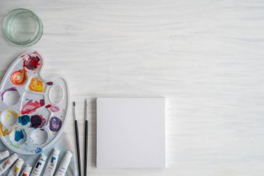 Acrylic Boya, Fırça ve Boş Tablo ile Düz Sanatçı Çalışma Alanı Kopyalama Boşluğu ile Boyamaya Hazır