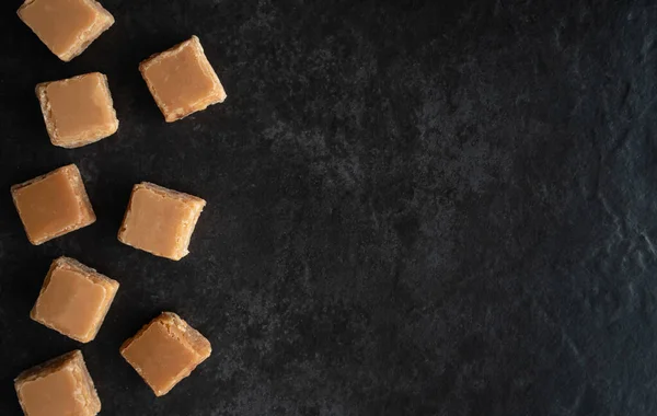 Butterscotch Fudge Arriba Sobre Fondo Oscuro Con Espacio Copia — Foto de Stock