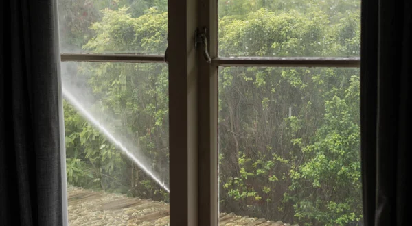 Jet Casa Pulverización Agua Visto Través Ventana Concepto Limpieza Ventanas —  Fotos de Stock