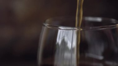 Yakın çekim, Karanlık Arkaplan 'da kadehe dökülen kola içeceği yavaş çekim